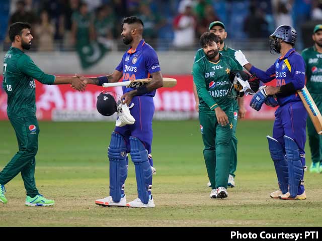 सुपर 4 में भारत- पाकिस्तान मुकाबले से पहले चोटिल हुआ पाकिस्तान के ये तूफानी गेंदबाज, ख़ुशी से झूमे भारतीय