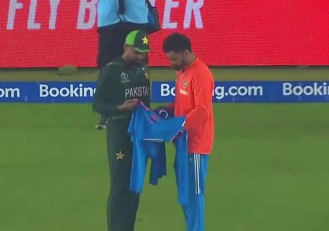 Akram on Babar Azam taking Virat Kohli's t-shirt post-match